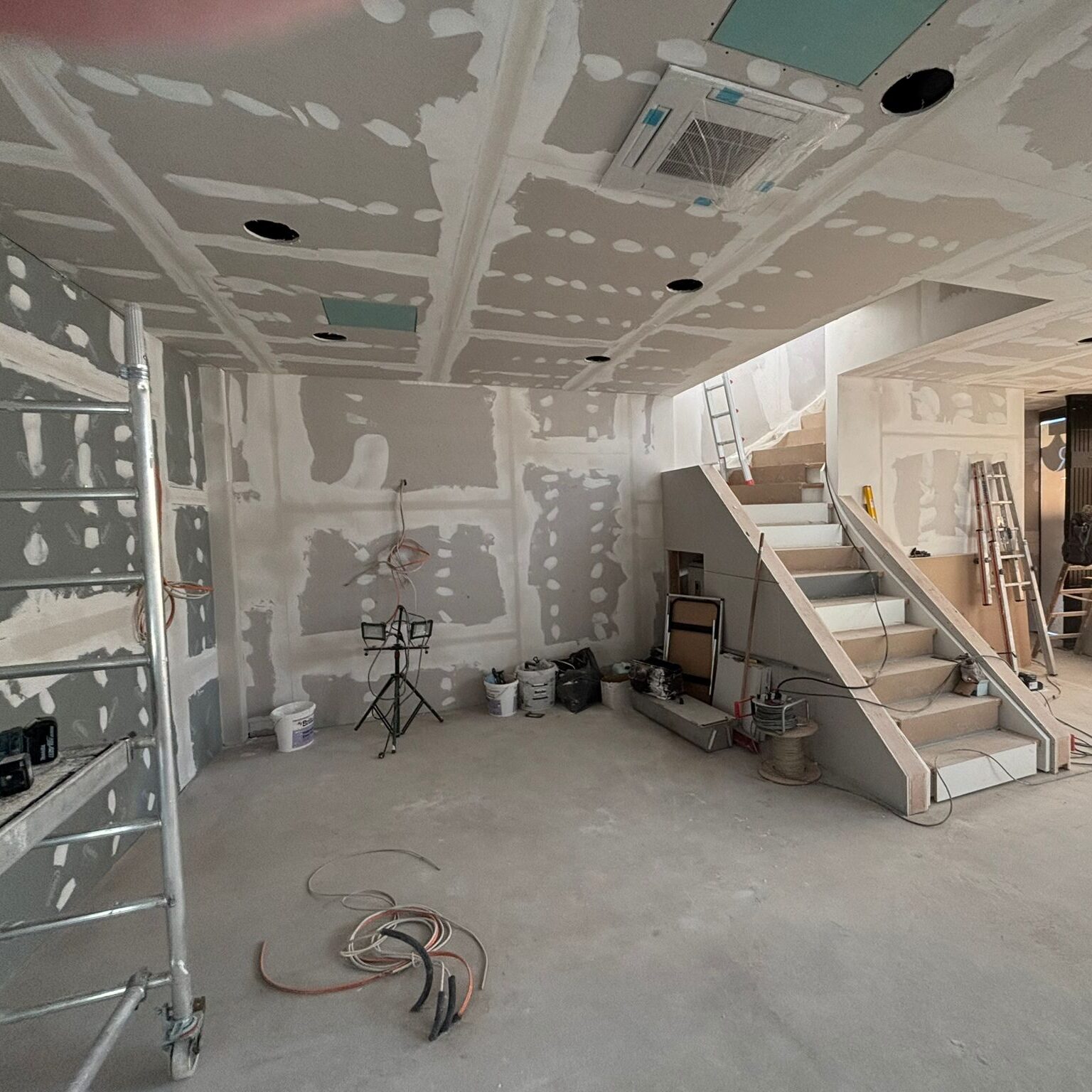 Trockbauarbeiten in einem Ladenlokal mit einer Treppe